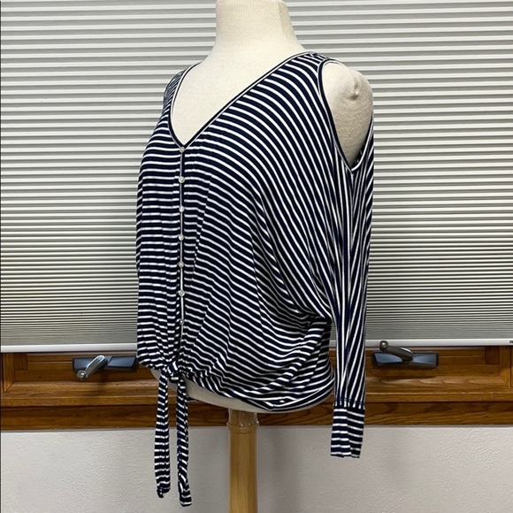 Democracy blue striped cold shoulder front tie top Size small - Picture 4 of 5